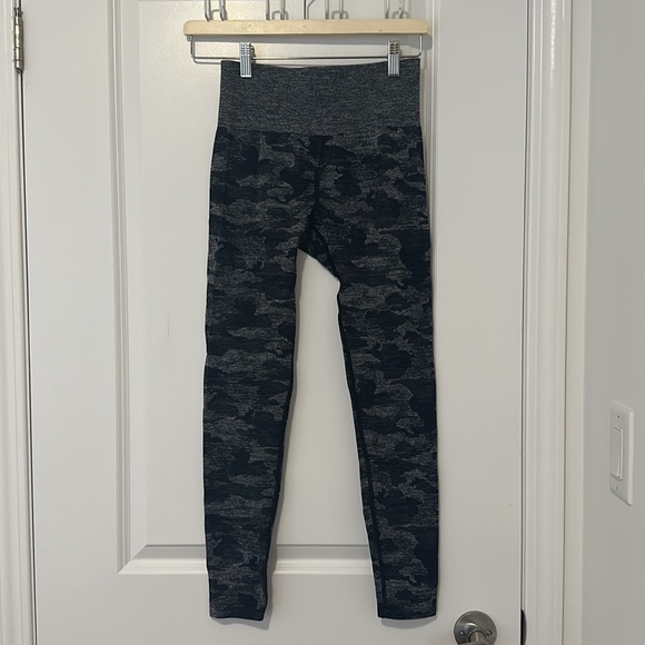 NWOT - Camo Black High-Waist Booty Scrunch Workout Leggings (Small) - Picture 2 of 4